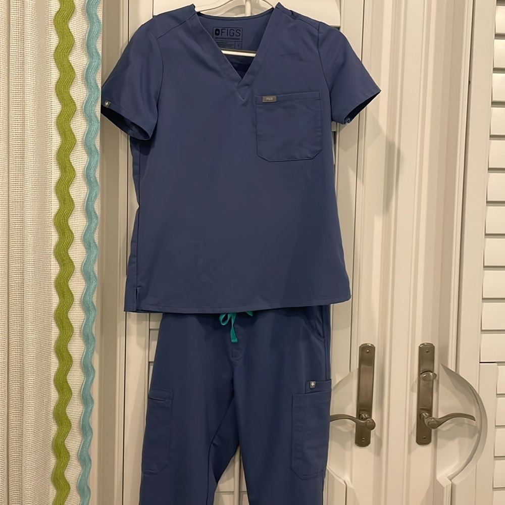 Figs periwinkle top and cargo pants (set)